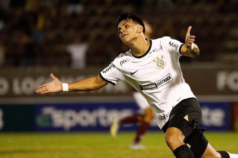 Guilherme Henrique, atacante de 16 anos do Corinthians