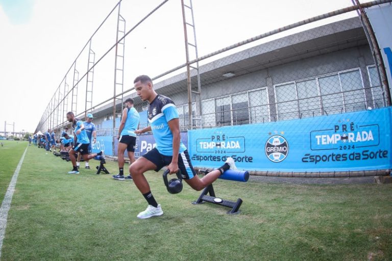 Gustavo Martins em treino do Grêmio.