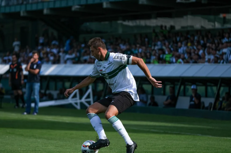 Henrique será desfalque para o Coritiba por, no mínimo, duas semanas. Foto: Reprodução/Coritiba FC