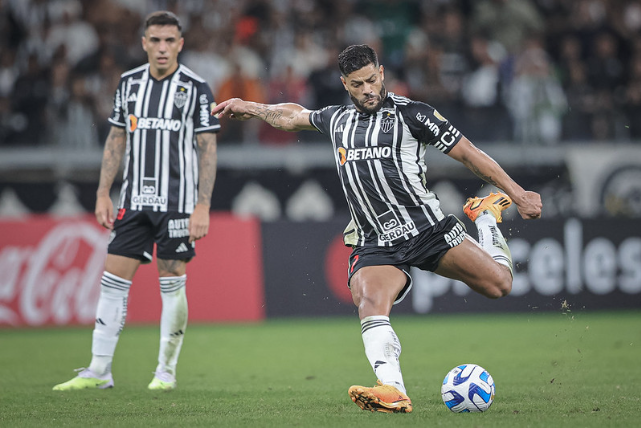 Hulk e Saravia, atacante e lateral-direito do Atlético-MG