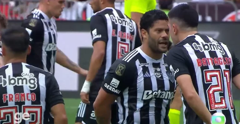 Hulk e Battaglia se desentendem em campo na derrota por 3 a 1 para o Flamengo, na final da Copa do Brasil 2024. Foto: Reprodução/GE