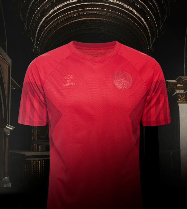 Uniforme vermelho da seleção dinamarquesa, produzido pela Hummel. Foto: Reprodução / Instagram / Hummel Sport.