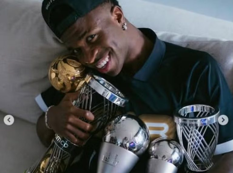 Vinicius Junior posa com os troféus individuais que ganhou no fim de 2024