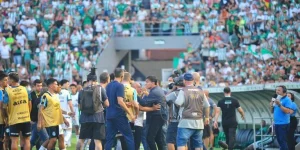 Técnico do Grêmio, Gustavo Quinteros, é contido após confusão no gramado