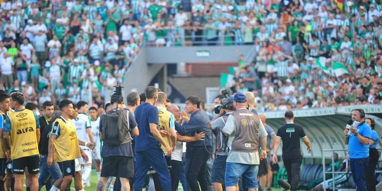 Técnico do Grêmio, Gustavo Quinteros, é contido após confusão no gramado