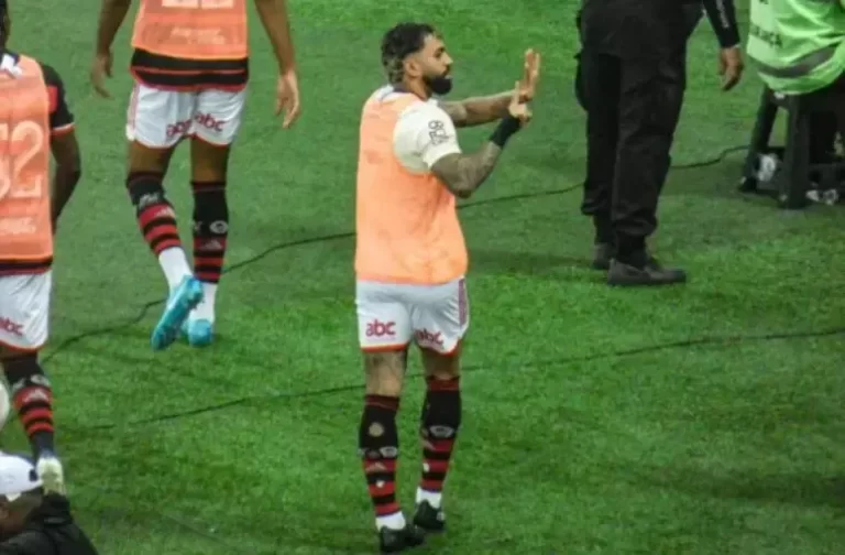 Gabigol provocou torcedores do Vasco fazendo sinal com as mãos - veja