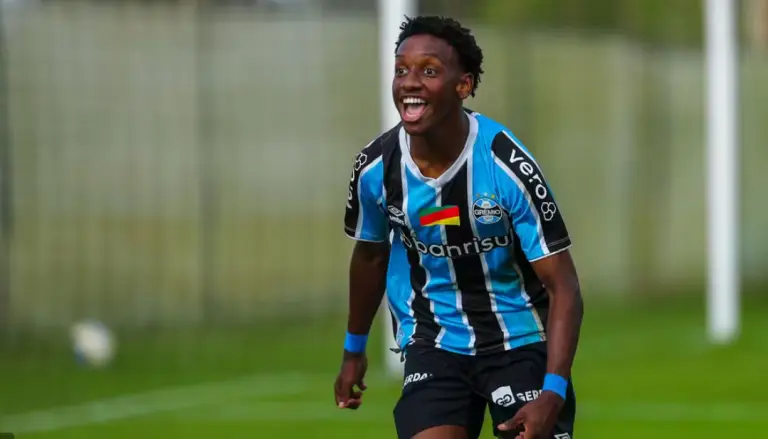 Gabriel Mec comemora gol pelo Grêmio na Copa do Brasil sub-20