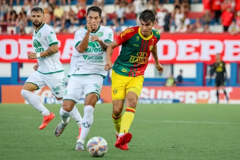 Jogadores de Chapecoense x Brusque disputam a bola no gramado