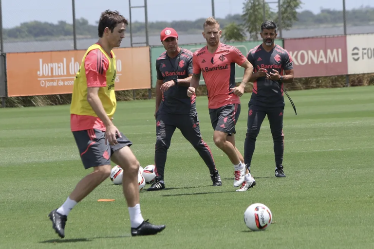 Na primeira atividade da pré-temporada, elenco do Internacional já trabalha com bola