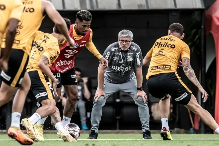 Odair passa instruções para jogadores do Santos