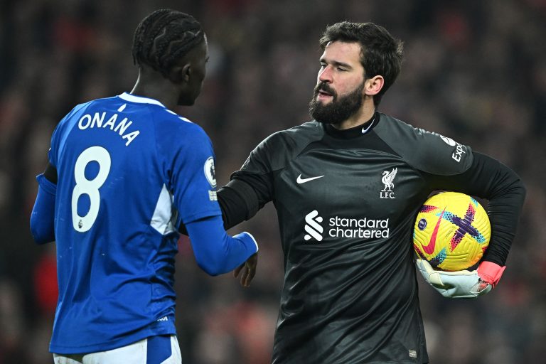 Alisson conversa com jogador do Everton.