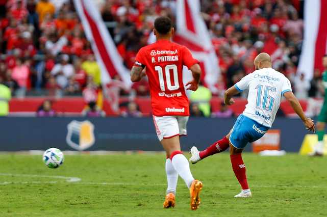 Meias Thaciano e Alan Patrick em Internacional x Bahia