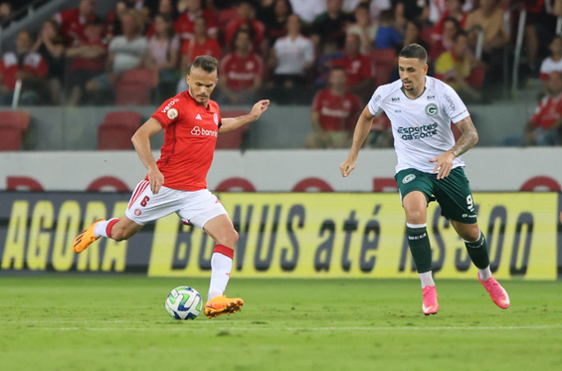 Renê - lateral - e Matheus Peixoto, atacante, em Internacional x Goiás