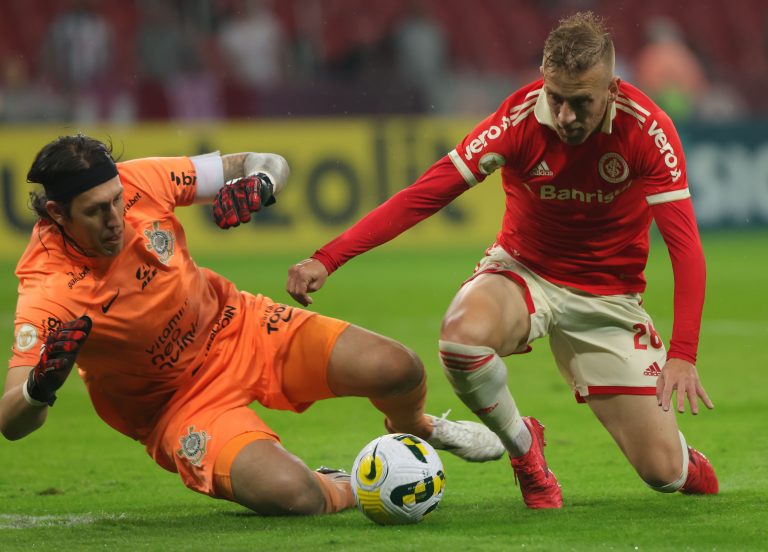 Cássio - goleiro - e Pedro Henrique, atacante, em Internacional x Corinthians