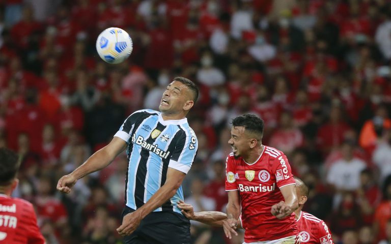 Primeiro clássico entre Grêmio e Internacional acontece neste domingo (5). Foto: Silvio Avila/Getty Images