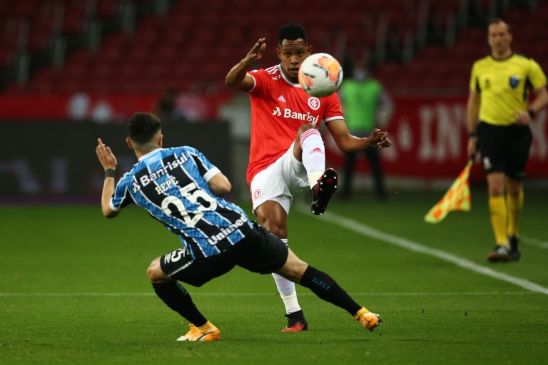 Primeiro GreNal de 2023 acontece neste domingo (5). Foto: Diego Vara-Pool/Getty Images