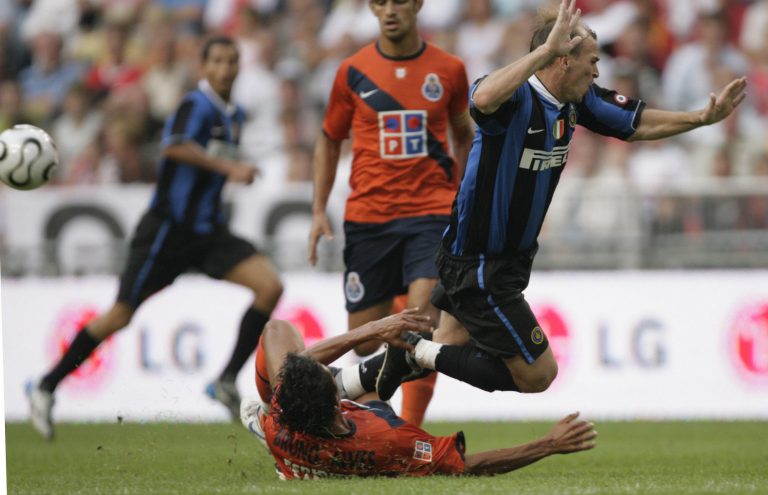 Internazionale's Esteban Cambiasso (R) f