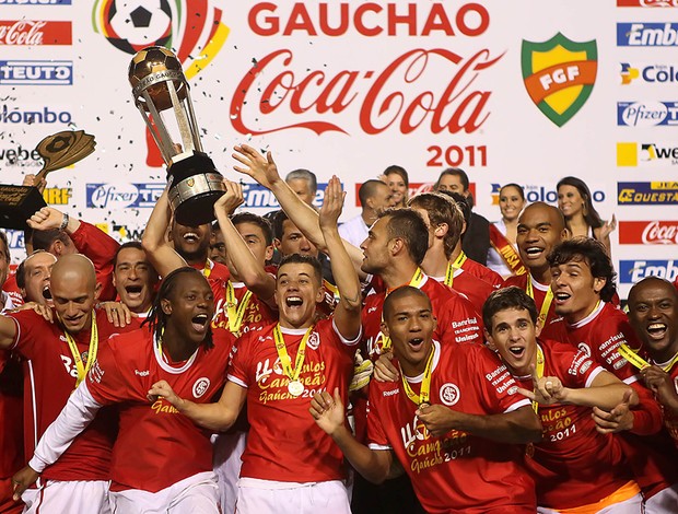 Jogadores do Inter festejam a conquista com o troféu do Gauchão (Foto: Lucas Uebel / Vipcomm)