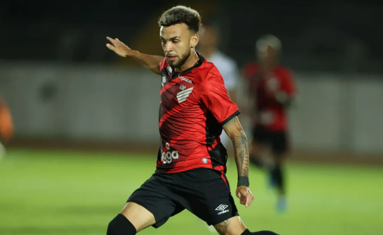 Jajá foi multado por indisciplina no Athletico Paranaense e foi emprestado ao lanterna do Campeonato Russo. Foto: José Tramontin/Athletico Paranaense