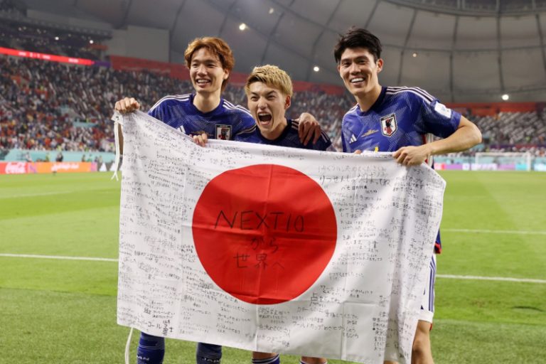 Jogadores do Japão celebrando a passagem de fase na Copa do Mundo