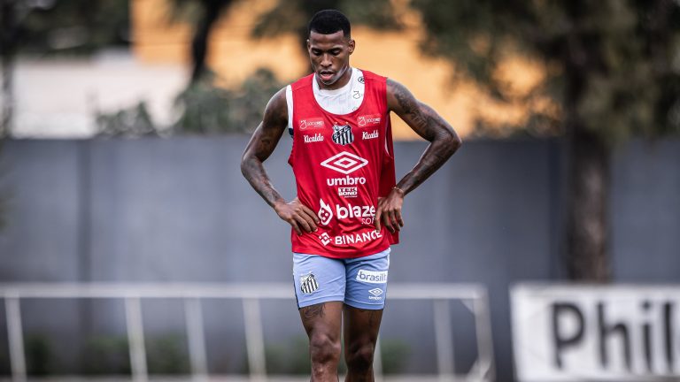 Jean Lucas durante treino do Santos