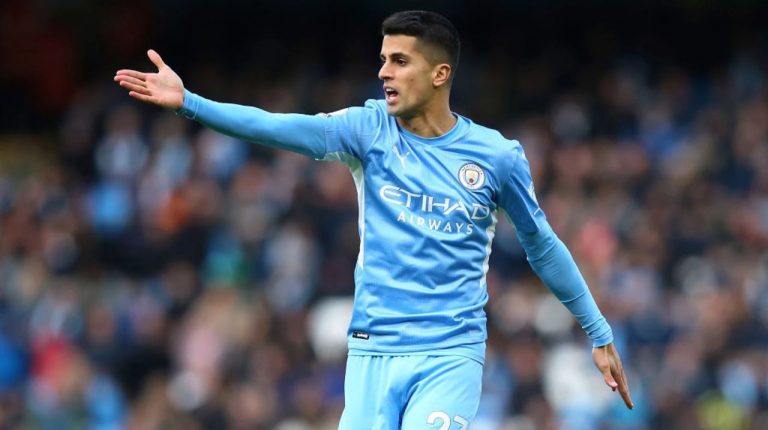 João Cancelo, do Manchester City, aparece em shopping com a camisa do Corinthians. Foto: Divulgação