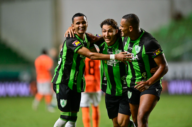 Marcinho (lateral-direito), Adyson e Mikael - atacantes do América-MG