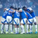Jogadores do Cruzeiro reunidos no gramado do Mineirão