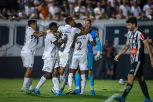 Jogadores do Grêmio na Arena Sicredi, após vaga na terceira fase da Copa do Brasil 2025