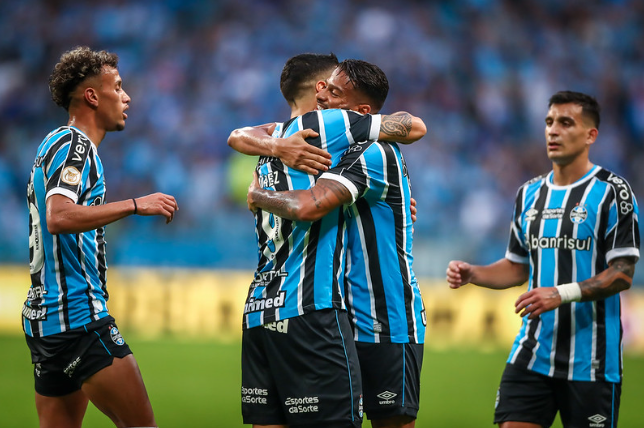 Reinaldo, Bitello, Cristaldo e Suárez, jogadores do Grêmio