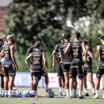 Jogadores do Santos no CT Rei Pelé