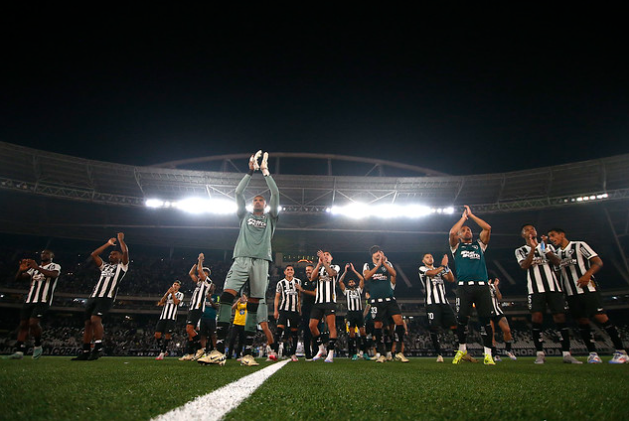 Jogadores do Botafogo no estádio Nilton Santos