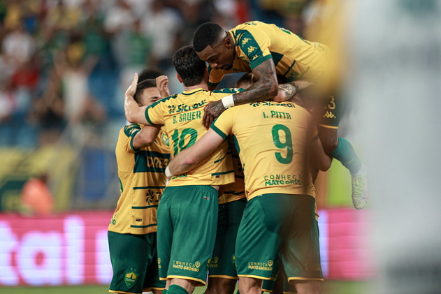 Jogadores do Cuiabá na Arena Pantanal