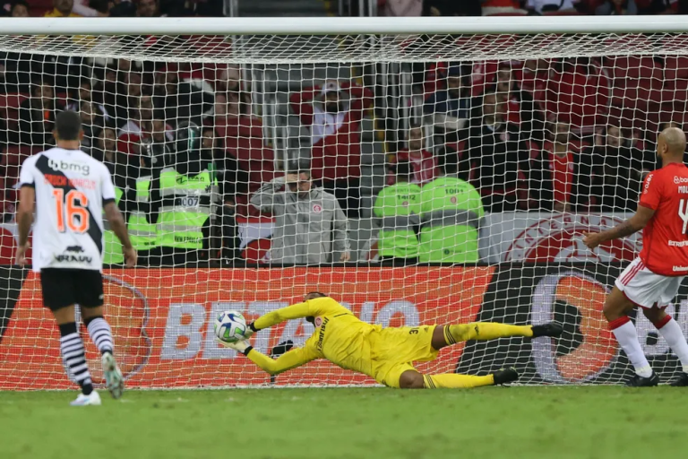 John se firma como titular no gol do Internacional e acumula defesas difíceis