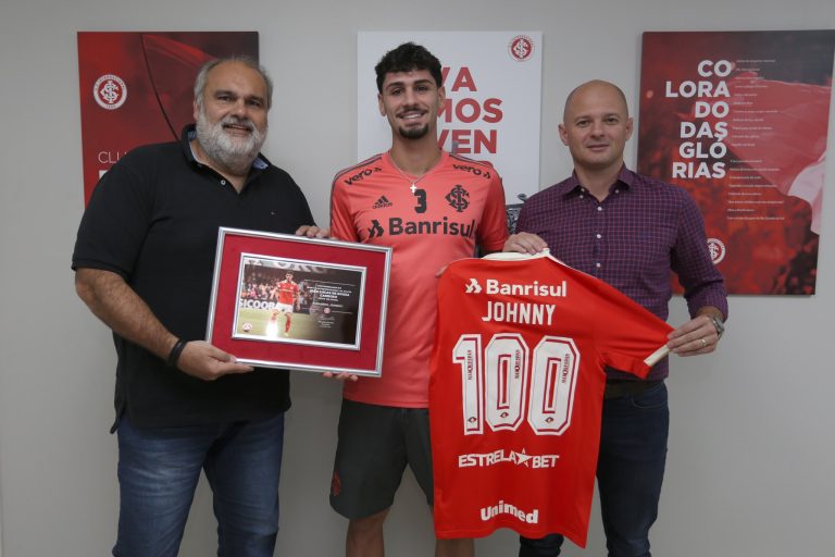 Johnny, volante do Internacional, completou 100 jogos pelo clube gaúcho