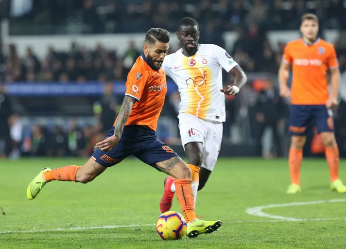 Júnior Caiçara, que estava no futebol turco, foi sondado pelo Coritiba. Foto: Reprodução/Istanbul Basaksehir