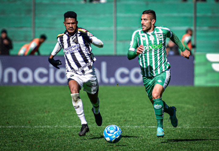 Disputa de bola em Juventude x ABC