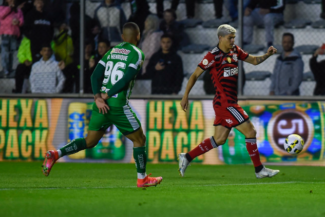 Ayrton Lucas e Paulo Henrique, laterais em Juventude x Flamengo, pelo Brasileirão 2022