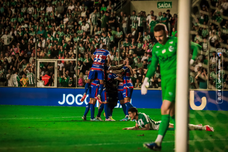 Jogadores do Fortaleza comemorando gol contra o Juventude, no Alfredo Jaconi