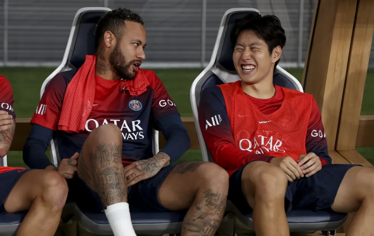 Neymar em momento de descontração com o sul-coreano Lee Kang-In