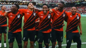 Jogadores do Athletico-PR comemorando gol na Ligga Arena