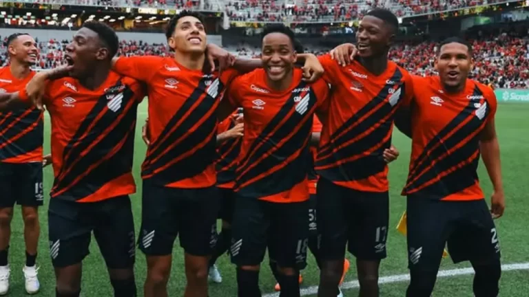 Jogadores do Athletico-PR comemorando gol na Ligga Arena