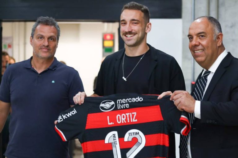 Léo Ortiz recebe a camisa do Flamengo