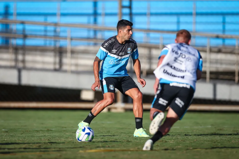 Pepê e Luis Suárez devem ficar à disposição no Grêmio para o jogo contra o Fortaleza