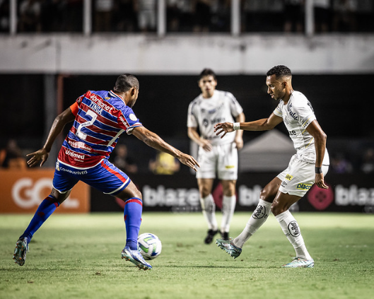 Lucas Braga e Tinga em Santos x Fortaleza