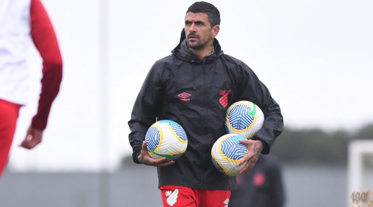 Lucho González, técnico do Athletico