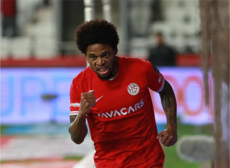 Internacional se aproxima do anúncio da contratação de Luiz Adriano, após liberação de clube turco