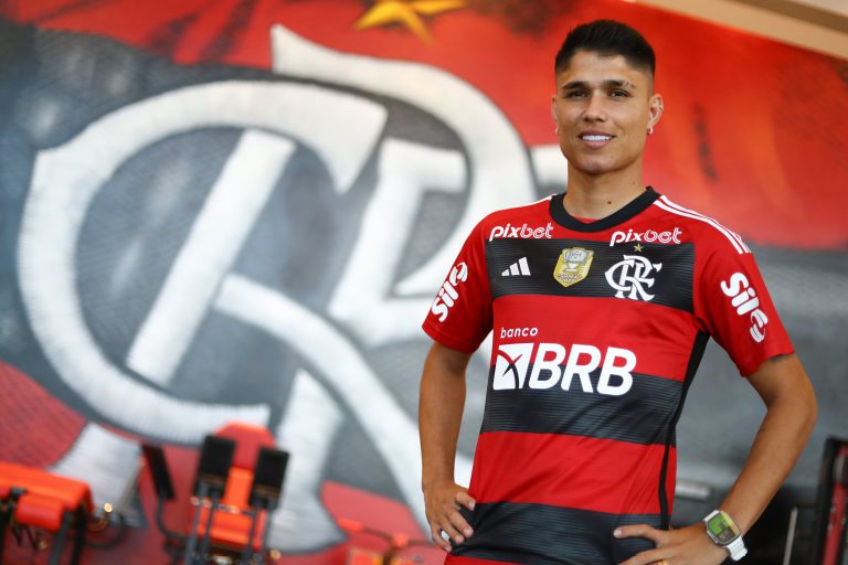 Luiz Araújo é apresentado pelo Flamengo