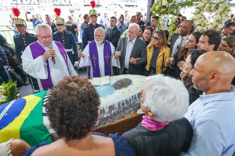 Lula no velório de Pelé, na Vila Belmiro, em Santos