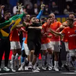 Luqueta e jogadores do Dendele na Kings League